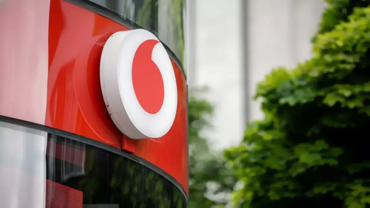 ماذا لو أخبرتك أن فودافون تريد أن تدفع فاتورة اتصالاتك العائلية في رمضان؟ الحقيقة: 4000 وحدة مجانية تحولك إلى 'وسيط توفير' للعائلة.