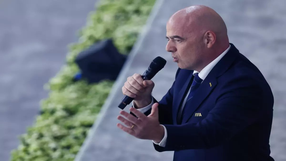 بلاتيني يفجر مفاجأة صادمة: إنفانتينو "ليس رئيساً جيداً" ومهووس بترامب والأثرياء!