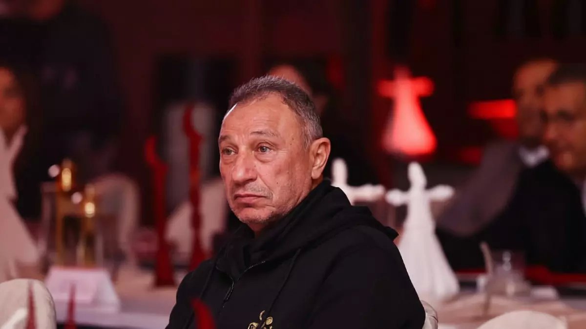 عاجل: محمود الخطيب ينفذ "مذبحة إدارية" في الأهلي - خصم 30% من رواتب النجوم وطرد مسؤولين!