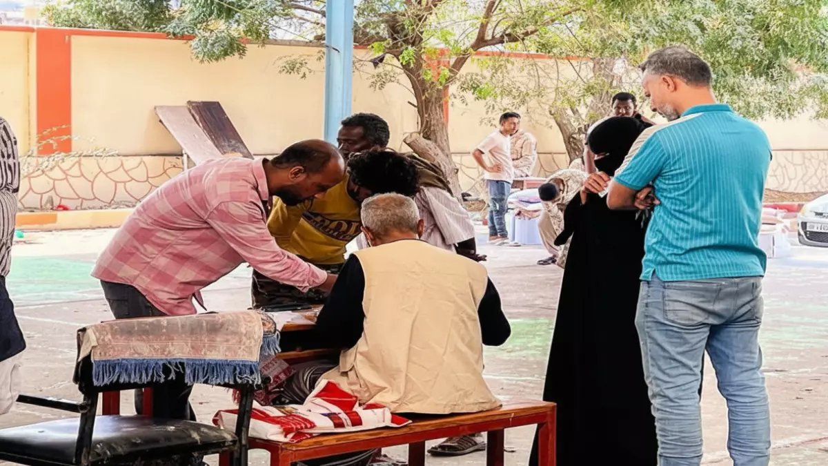 عاجل: السعودية تدشن مبادرة إنسانية ضخمة في عدن... موظفو الحكومة يتلقون مفاجأة غير متوقعة!