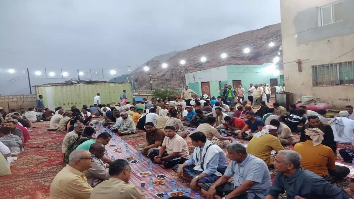 شاهد: مأدبة إفطار استثنائية تجمع مئات العاملين بميناء المكلا - قيادات رفيعة وأجواء أخوية مميزة!