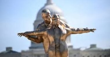 يعيدان مشهد من تيتانيك.. تمثال جديد لـ ترامب وإبستين يثير الجدل