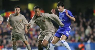 مدفع الإفطار.. هدف خادع من رونالدينيو داخل شباك تشيلسي