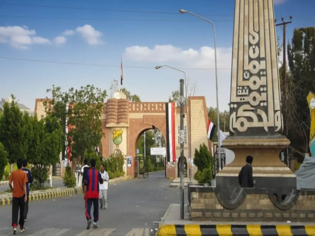  أستاذة جامعية في صنعاء تتوسل للحصول على مكينة خياطة لتجنب الجوع - الحوثيون يدمرون التعليم!