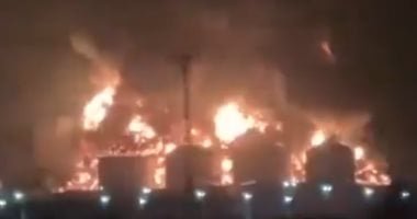 حريق هائل بخزانات وقود ميناء صلالة بسلطنة عُمان بعد استهدافه بمسيرة إيرانية.. فيديو