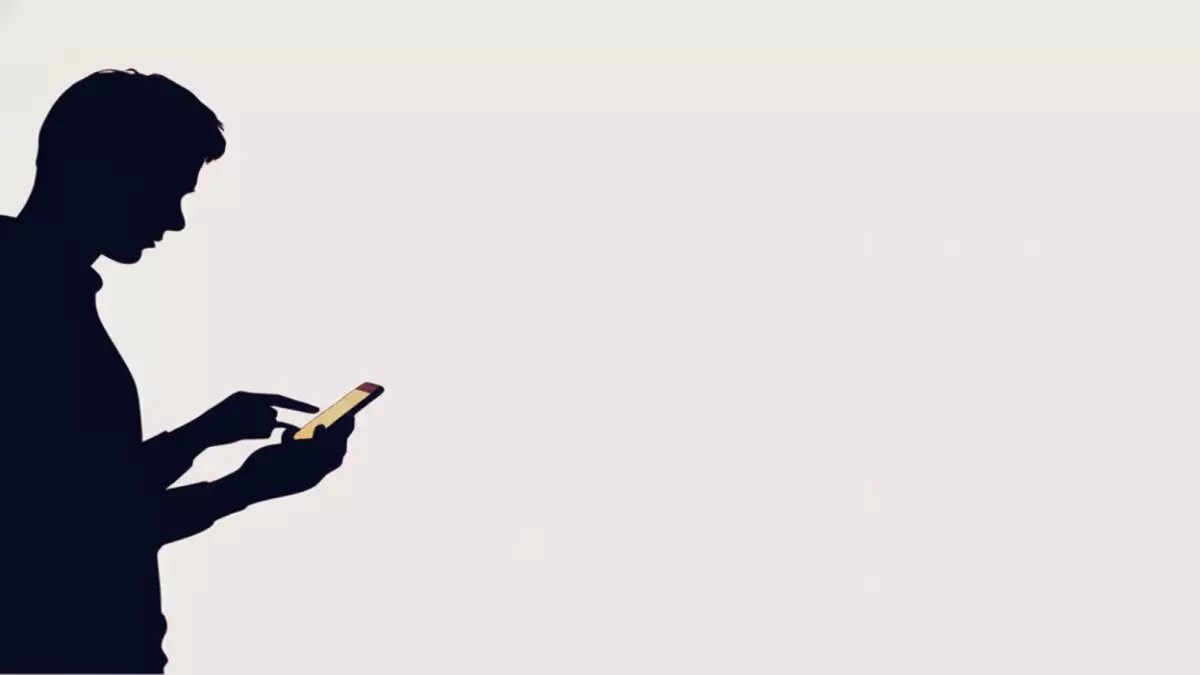 عاجل: الحكم الشرعي النهائي لقراءة الحائض للقرآن من الهاتف... علماء يحسمون الجدل!