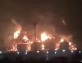 حريق هائل بخزانات وقود ميناء صلالة بسلطنة عُمان بعد استهدافه بمسيرة إيرانية.. فيديو