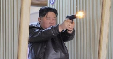 زعيم كوريا الشمالية وابنته يختبران مسدسات حديثة فى مصنع للذخيرة.. صور