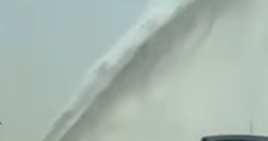 انفجار ماسورة مياه على طريق الواحات بأكتوبر يربك المرور.. صور