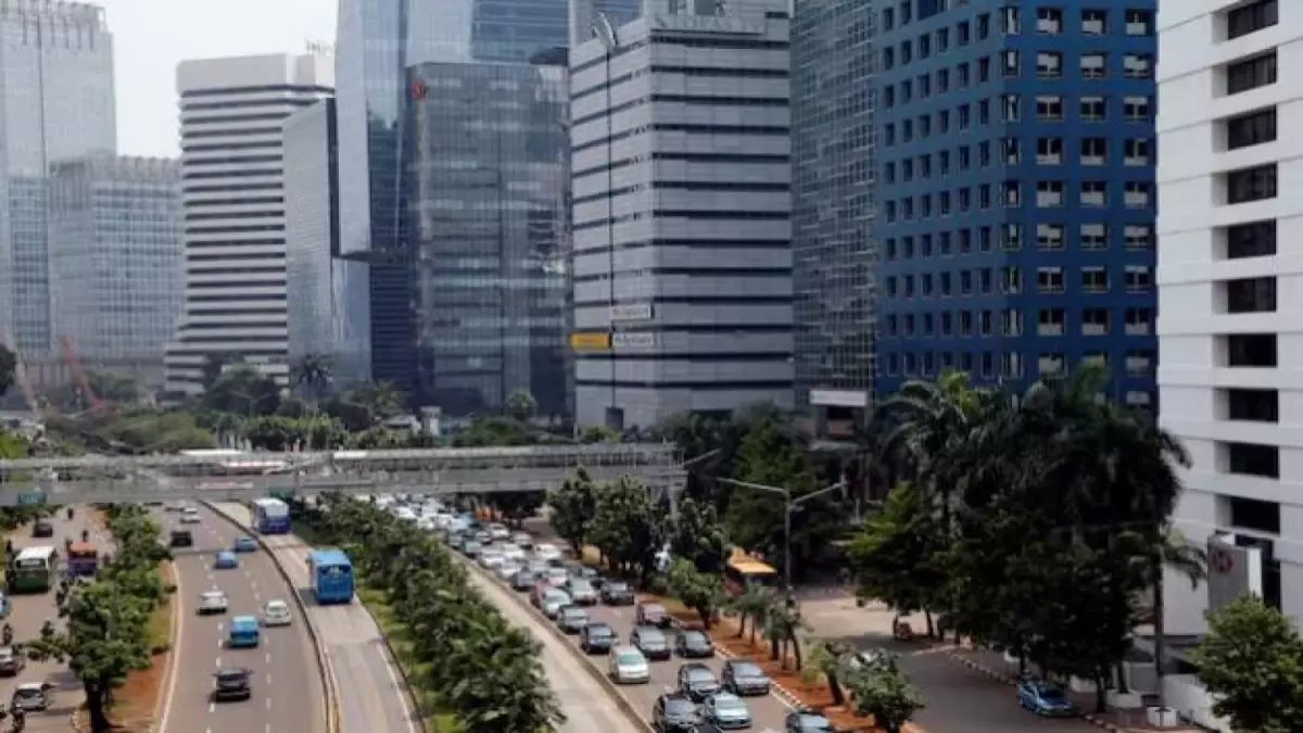 عاجل: وزير المالية الإندونيسي يكشف عن خطة سرية للحفاظ على النمو 5.4% رغم إغلاق هرمز… إيرادات الضرائب تقفز 30%!