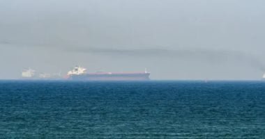 نشوب حريق فى سفينة بالخليج.. وتقارير تنفى نية ترامب إنهاء الحرب قريبا