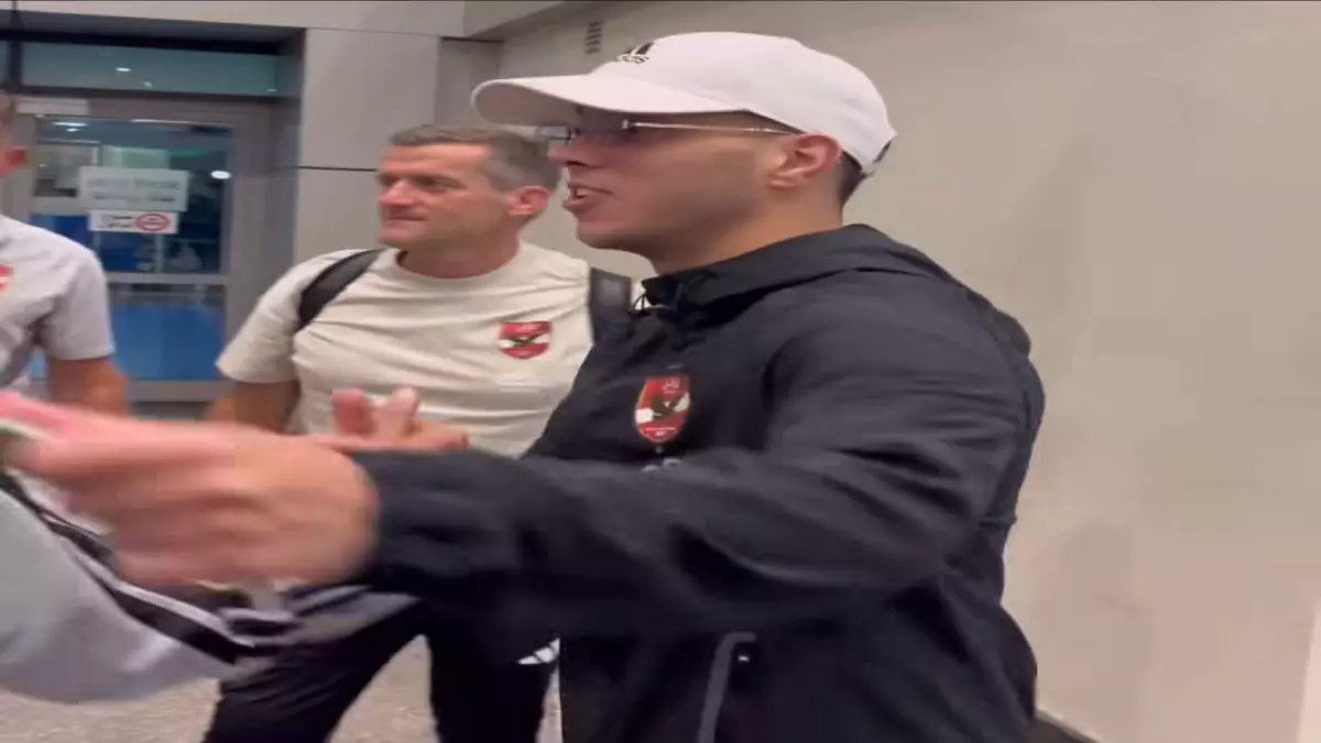 شاهد: علامات الحجامة الغريبة على إمام عاشور تثير الجدل... هل تخفي سراً طبياً قبل معركة الترجي؟