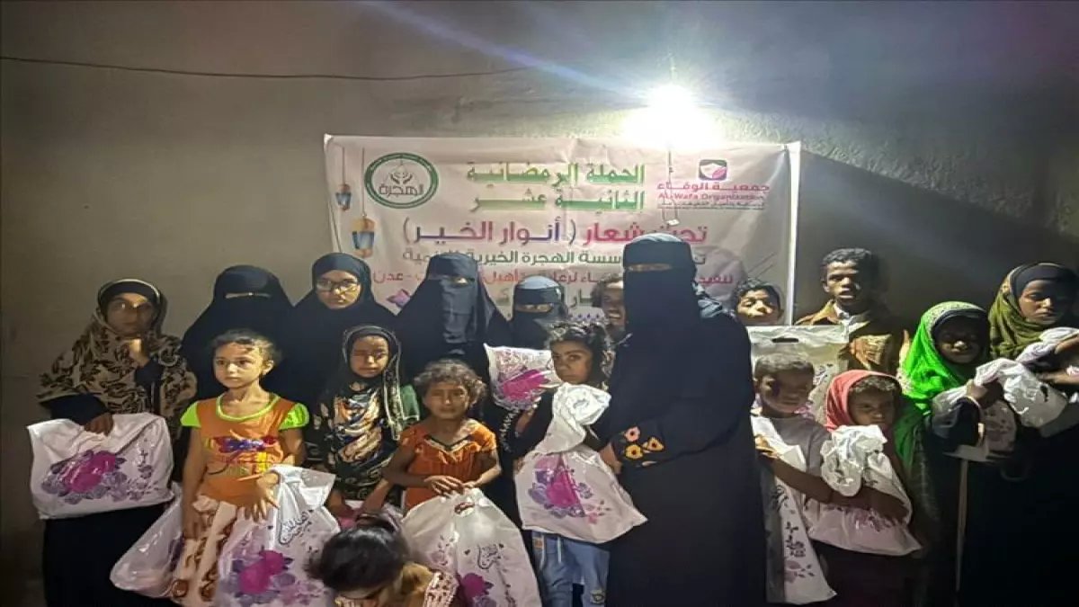 عاجل: مئات المصلين في اليمن يصلون تحت الشمس الحارقة... مسجد اليرموك يطلق نداء إنساني للتوسعة العاجلة!