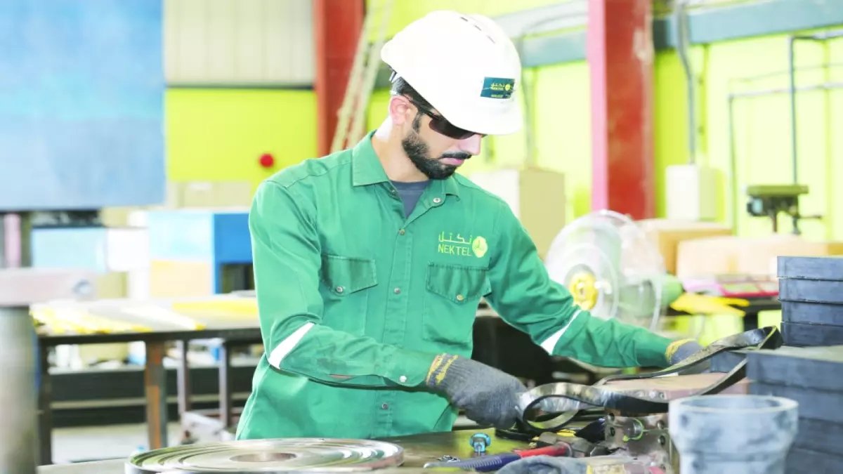 عاجل: عُمان تحظر 207 مهنة على الوافدين... القرار الذي سيقلب سوق العمل الخليجي رأساً على عقب!