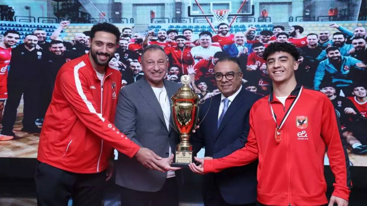 عاجل: ياسين منصور يسيطر على كرة الأهلي بالكامل... والخطيب يفاجئ الجماهير بقرار تاريخي!