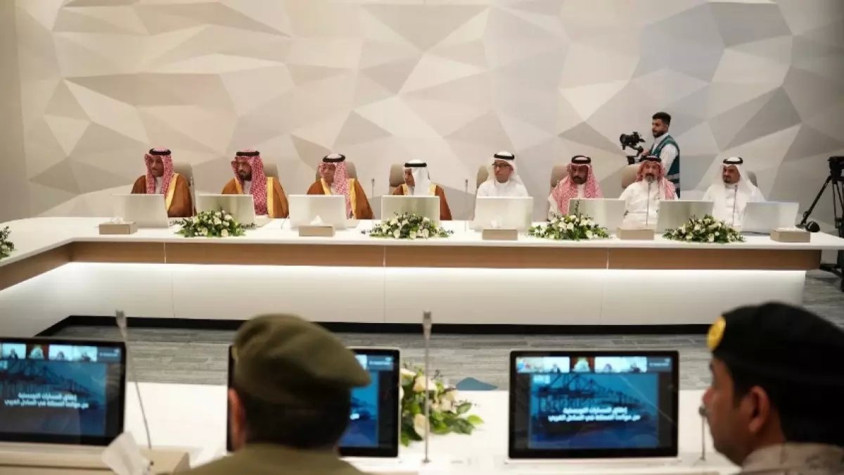 عاجل: السعودية تطلق ممرات تجارية ثورية تربط الخليج بالبحر الأحمر - استيعاب 18.6 مليون حاوية سنوياً!