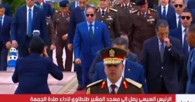 الرئيس السيسى يؤدى صلاة الجمعة بمسجد المشير فى ذكرى يوم الشهيد