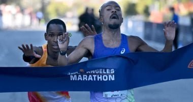 عداء أمريكي يحقق فوزًا دراميًا في ماراثون لوس أنجلوس بفارق 0.01 ثانية