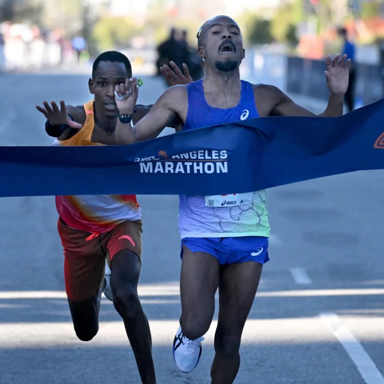 لحظة فوز العداء بالمارثون