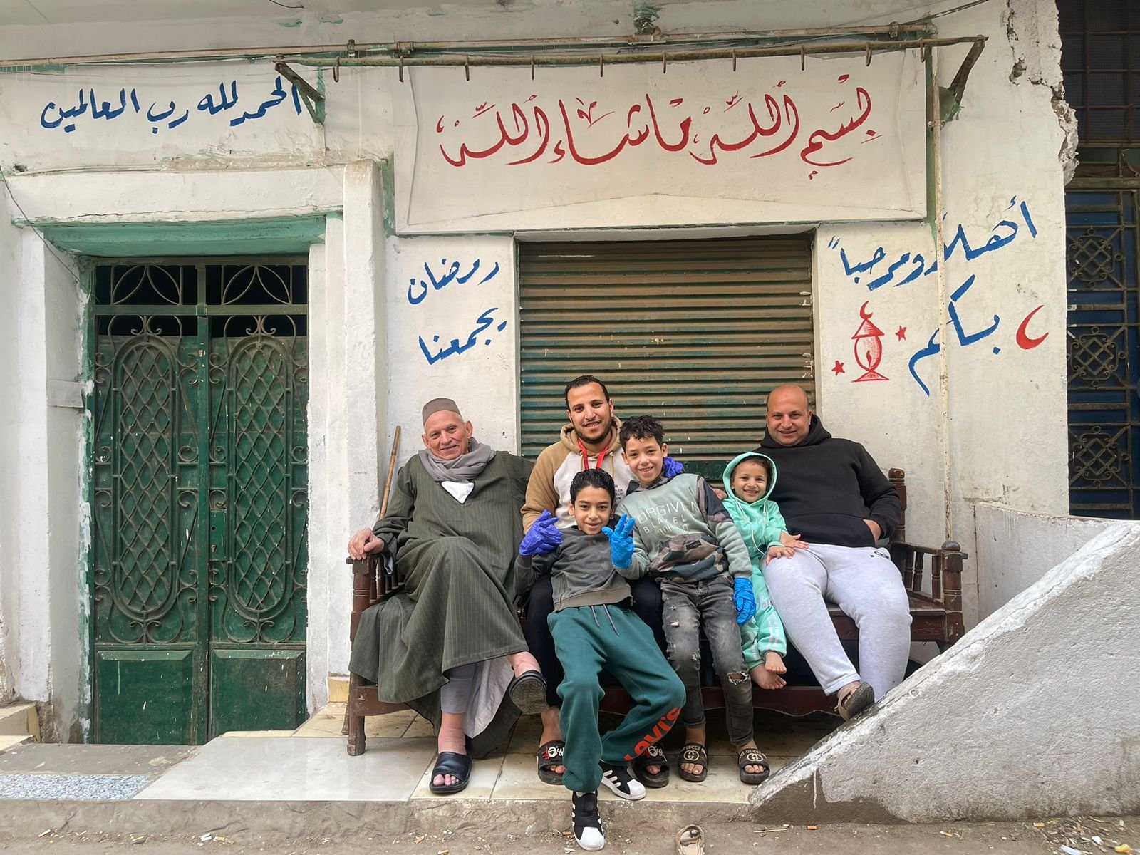 جانب من استعدادات مائدة إفطار أهالى بحر البلد بالوراق