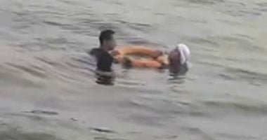 مشهد بطولى.. شاب ينقذ مسنا عقب سقوطه من معدية فى نهر النيل.. فيديو