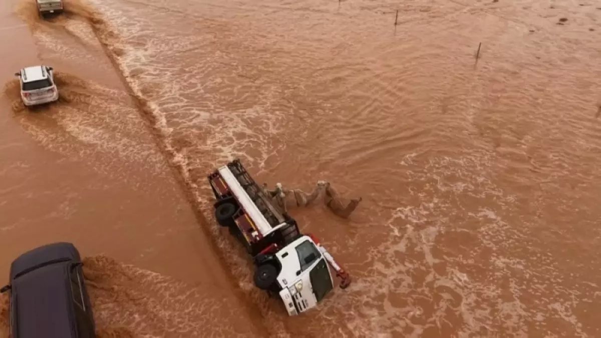 عاجل: سيول عارمة تضرب الرياض والمتنزهون يحتشدون على ضفافها رغم خطر الفيضان!