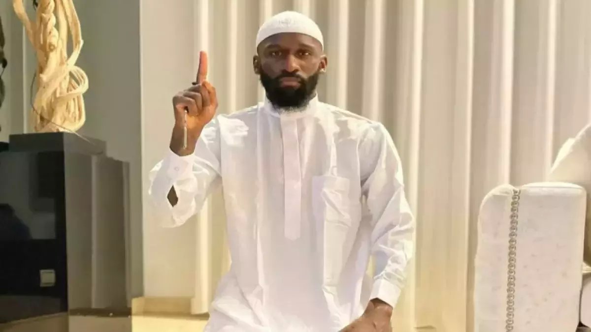 قبل أهداف فالفرادي... كان هناك حدث آخر في ملعب ريال مدريد يكشف السر الروحي الذي جمعهم: أردا جولر يقود 'القوة الجماعية' بصلاته ويحصد فوز 3-0