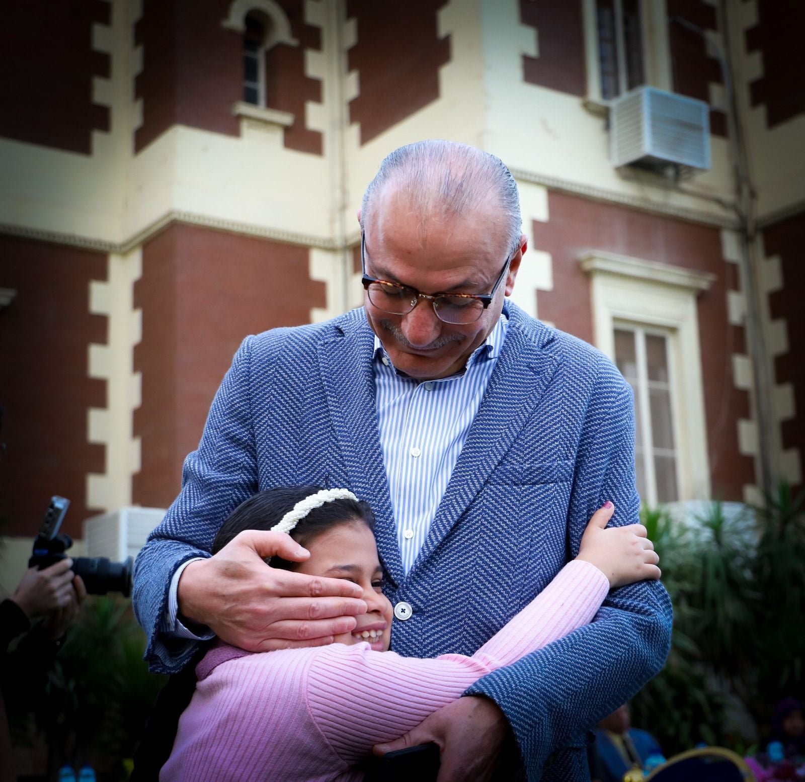 السفير التركى فى مصر يحتضن طفلة خلال الفعالية