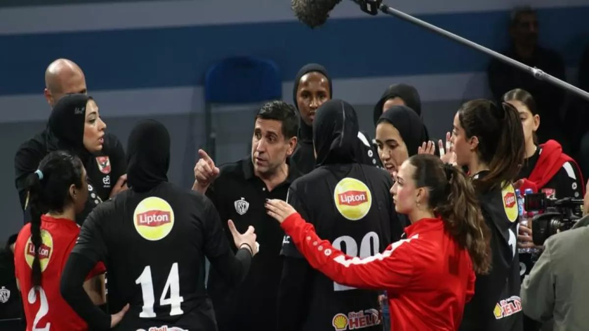 عاجل: نهائي ناري الليلة - الأهلي يواجه الزمالك في معركة الثأر والكأس... من سيحسم كلاسيكو الطائرة؟