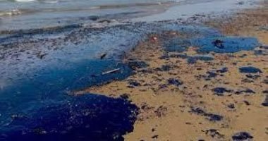 القطران يغزو الشواطئ.. تسرب نفطي يلوث مئات الكيلومترات في المكسيك.. فيديو