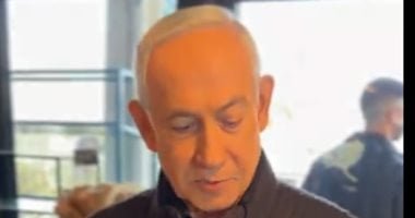 لنفى شائعات اغتياله.. نتنياهو يظهر بمقطع فيديو رافعًا أصابعه الخمسة