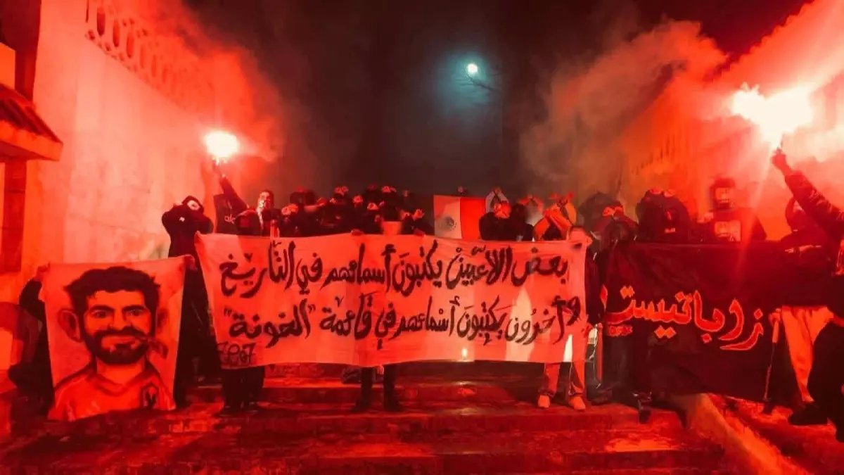 عاجل: عادل مصطفى ينفجر غضباً ويشتبك مع مراقب الأهلي والترجي... والسبب إنذار هاني الصادم!