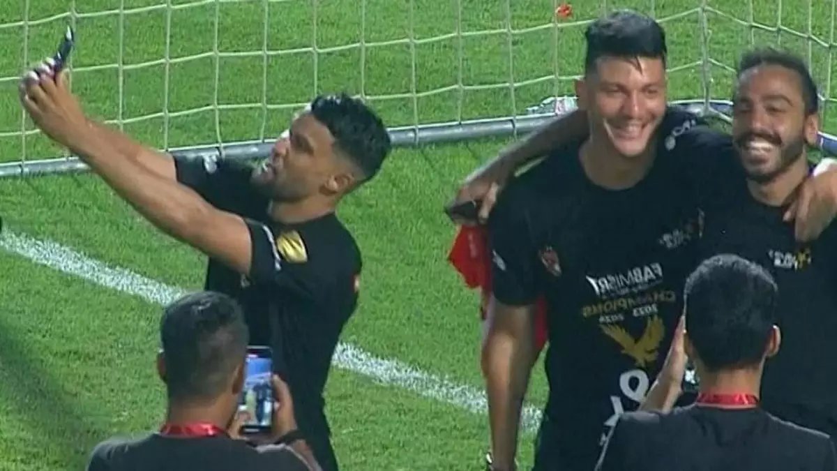 عاجل: عمرو الدردير يفضح موقف محرج للاعبي الأهلي بعد الخسارة... "فروا من الحكم خوفاً من الطرد!"