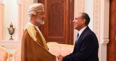 وزير الخارجية ينقل رسالة تضامن إلى سلطان عُمان