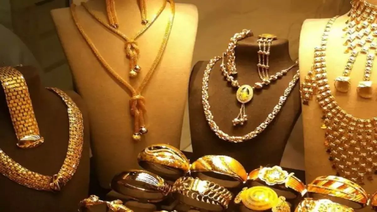 عاجل: الذهب يسقط 250 جنيهًا في 3 أيام! عيار 21 يهبط لـ7410 جنيهاً.. والعريس المصري في حالة صدمة