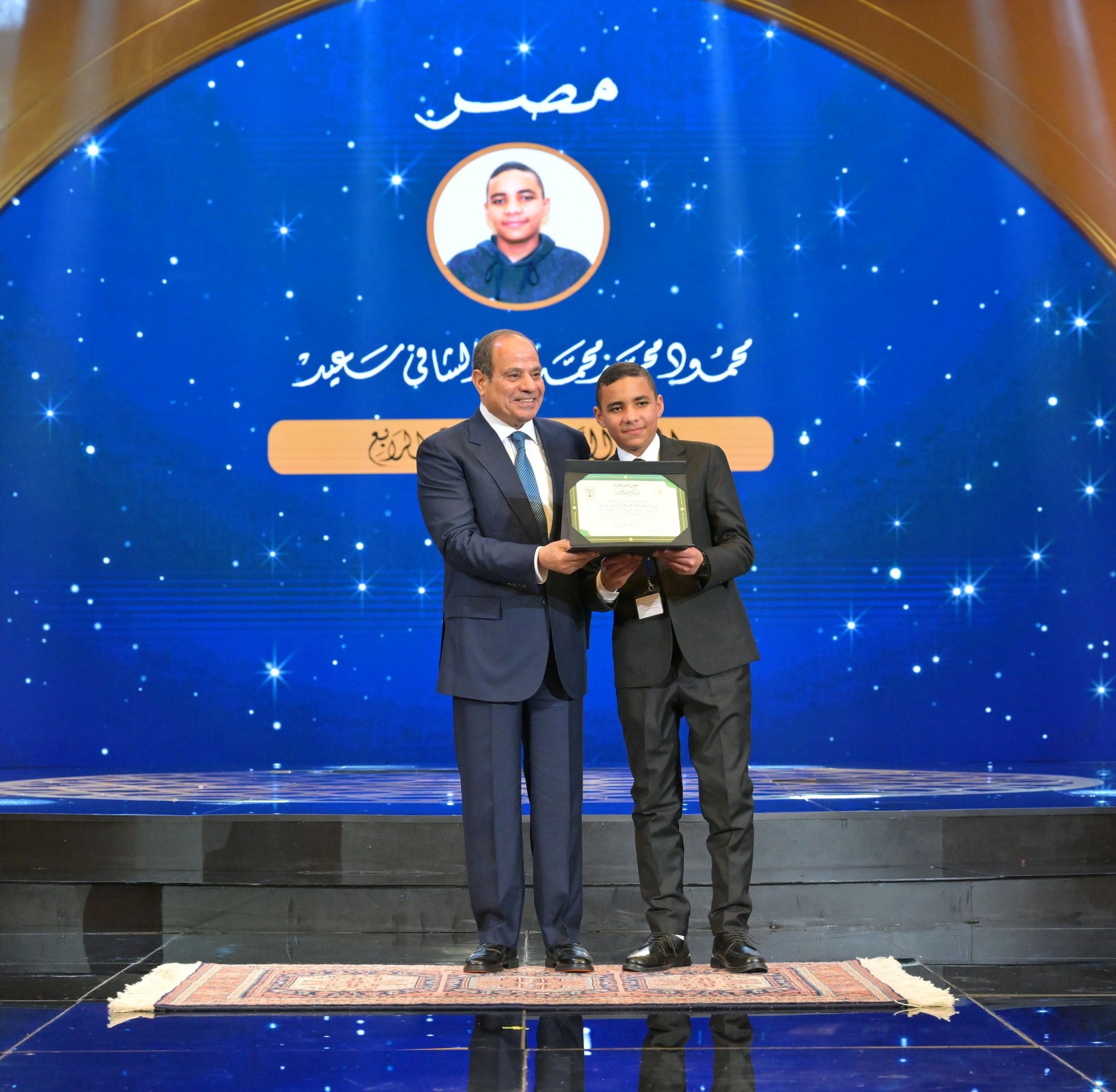 الرئيس السيسي يكرم الفائزين في برنامج دولة التلاوة (2)