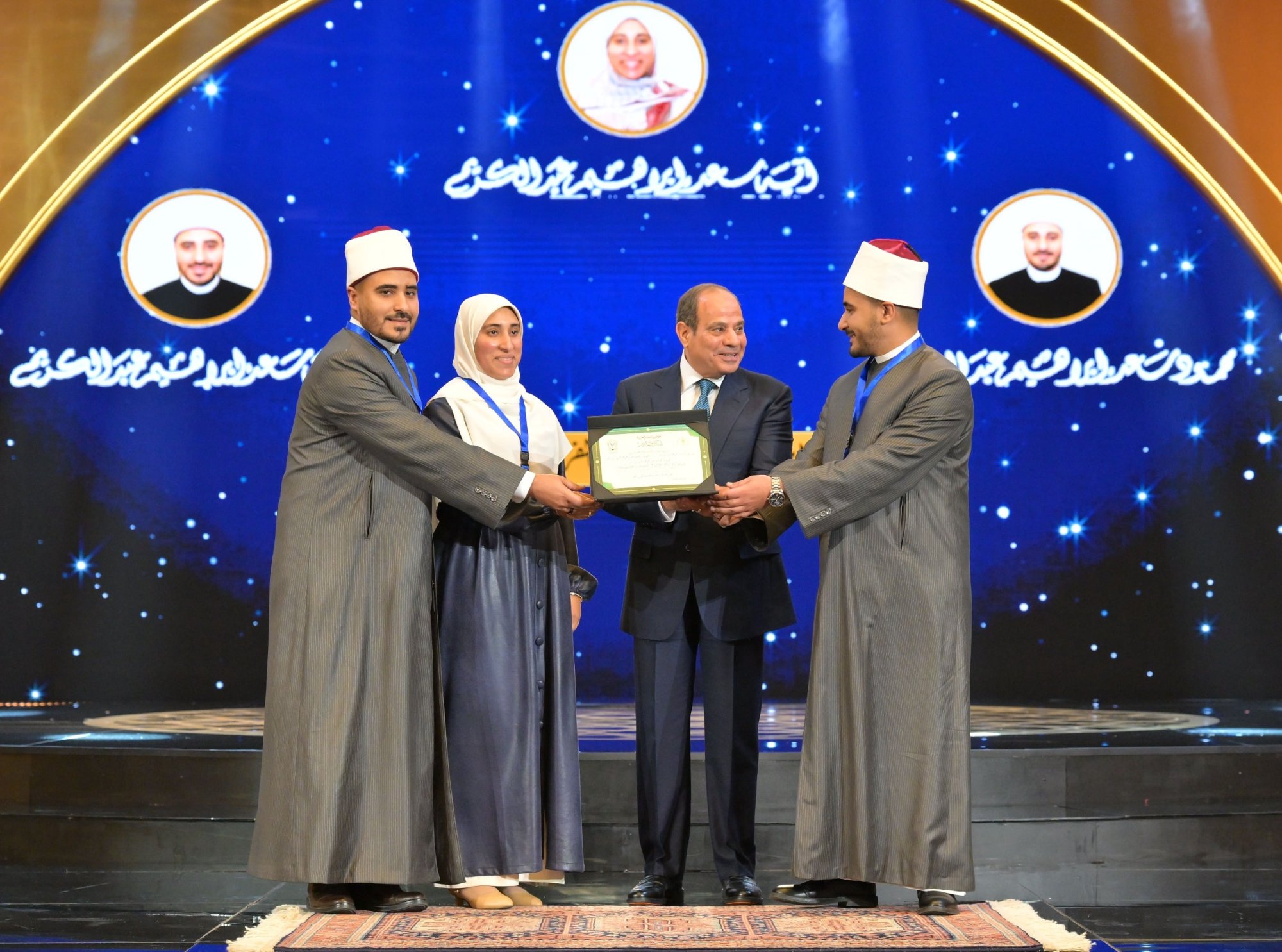 الرئيس السيسي يكرم الفائزين في برنامج دولة التلاوة (11)