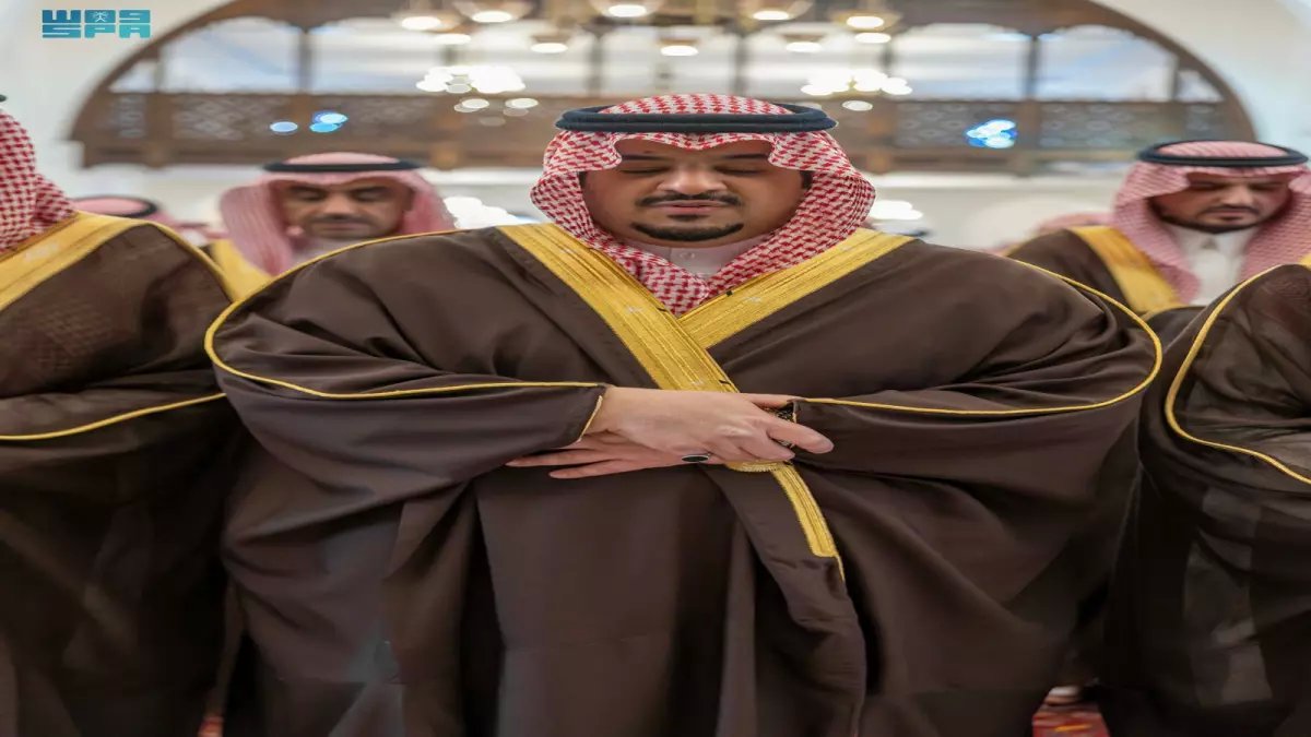 نائب أمير الرياض يؤدي صلاة الميت على رجل الأعمال حمد الجميح في جامع الملك سعود