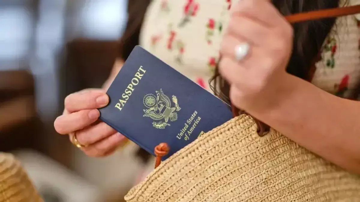 عاجل: دراسة تكشف الخطر الصادم! جواز سفرك يحمل بكتيريا أكثر من الأحذية والهواتف… النتيجة؟ 436 مستعمرة تهدد صحتك!