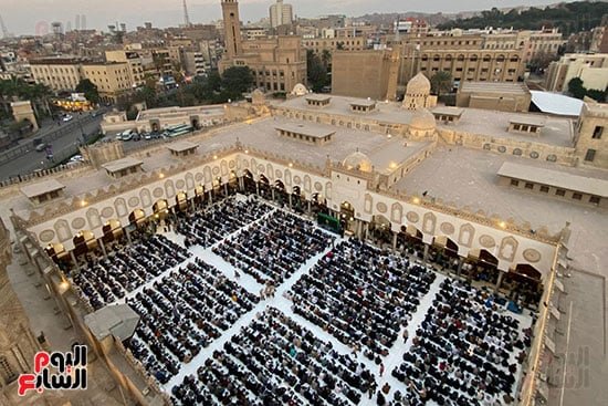 المصلون فى الجامع الأزهر الشريف