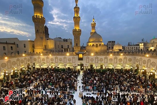 جانب من حشود المصلين