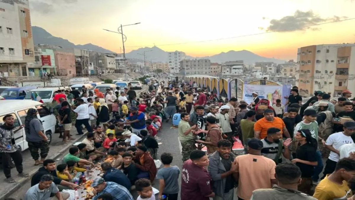 حصري: عائلة ضحت بـ3 شهداء تفتح بيتها لآلاف العدنيين في ذكرى التحرير… مشهد يبكي القلوب!