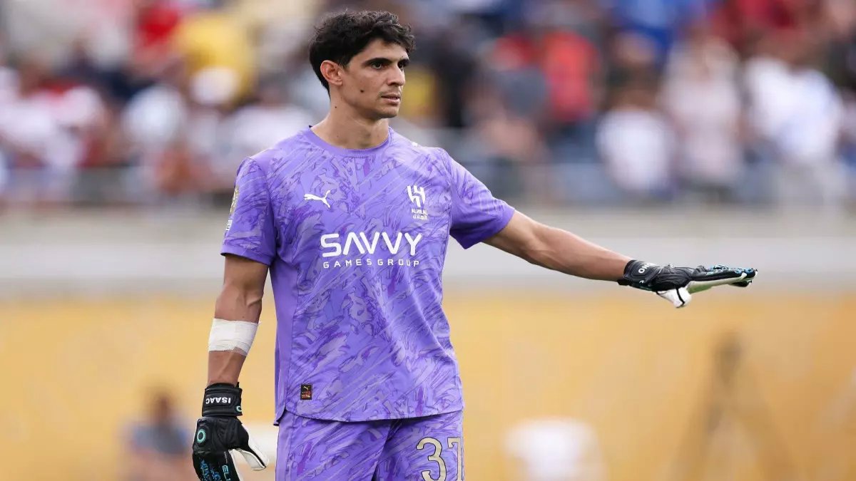 ياسين بونو يكشف السر وراء رحيله المفاجئ عن إشبيلية... والهلال يضمن بقاءه بعقد جديد!