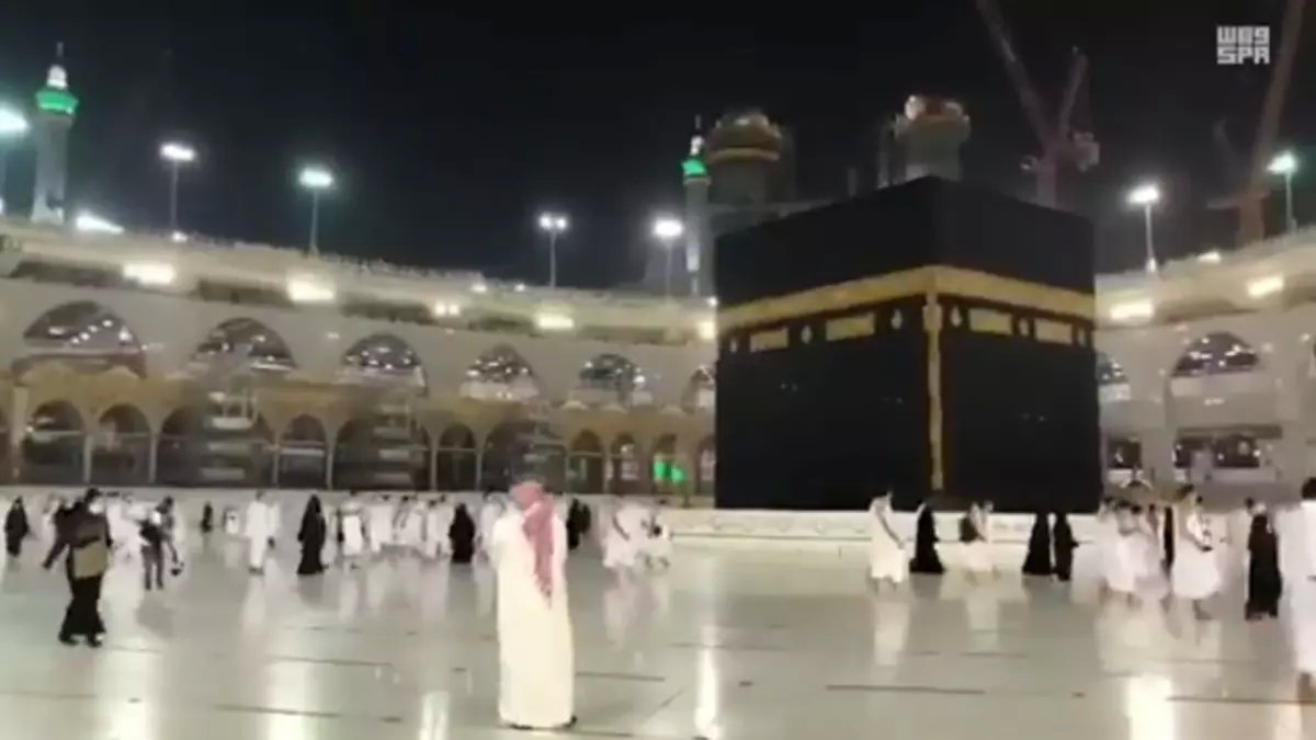 شاهد: معتمر يصلي على الحاجز داخل الحرم المكي ويثير جدلاً واسعاً... هل هذا مسموح شرعاً؟