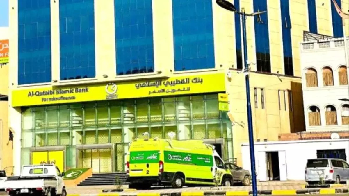 ما الذي دفع آلاف الجنود اليمنيين لتحمل جحيمين؟ شهرين من الانتظار على أبواب الراتب كانت مجرد اختبار وطني انتهى بلحظة تاريخية شاهدتها فروع البنك.