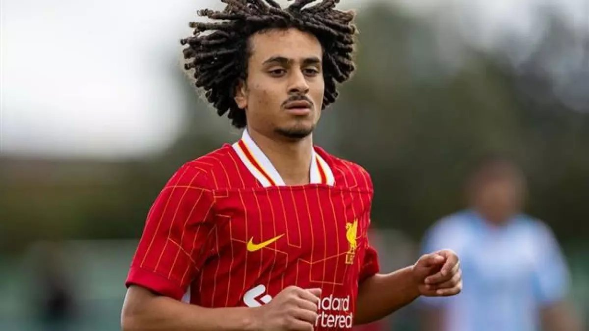 أسامة نبيه يكشف السر الحقيقي وراء غياب نجم ليفربول الشاب عن المنتخب المصري… وهذا ما فعله النادي الإنجليزي!