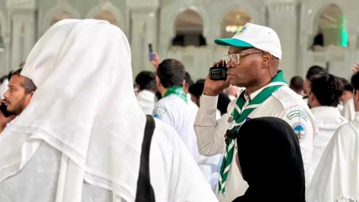 شاهد: بطل سعودي ينقذ طفلة تائهة بالحرم خلال دقائق... ردة فعل الأسرة ستدمعك!