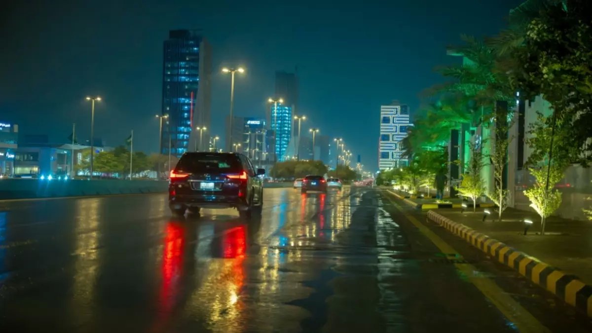 عاجل: عاصفة مطرية تضرب السعودية 6 أيام متواصلة - الدفاع المدني يحذر من سيول جارفة!