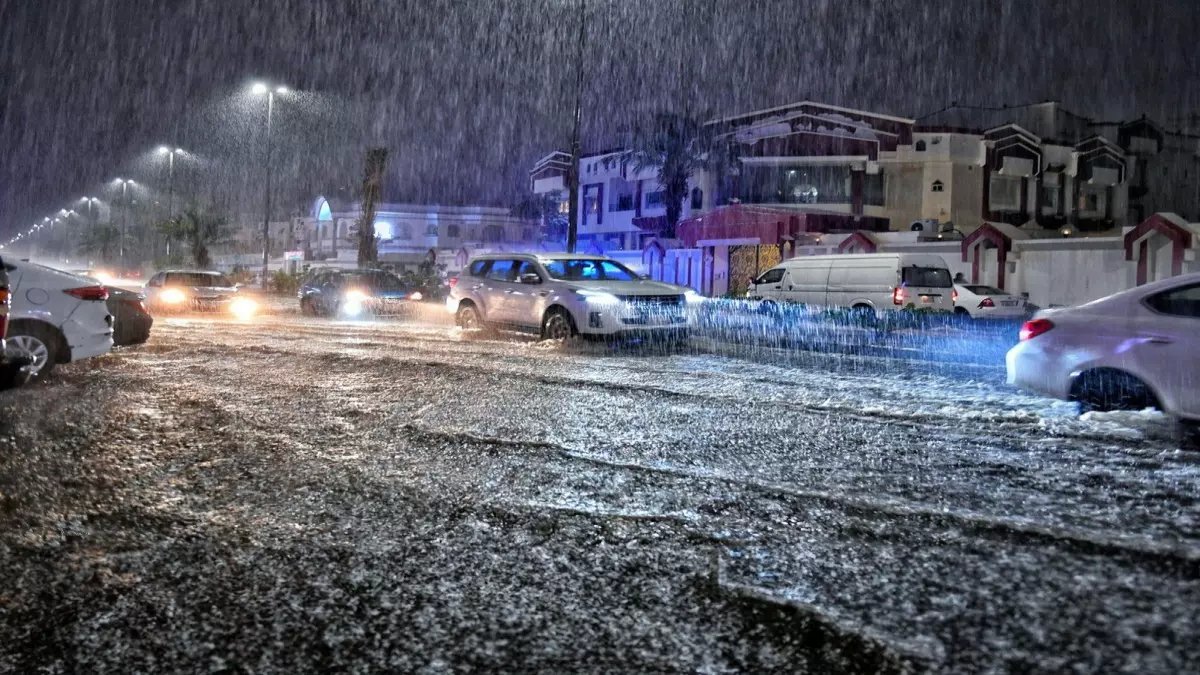 عاجل: عاصفة مطرية تضرب السعودية لـ4 أيام… الدفاع المدني يحذر من سيول خطيرة!
