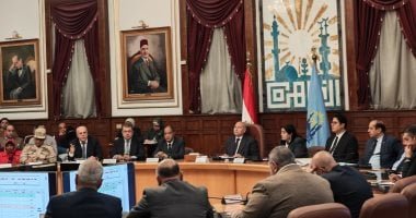 ​محافظ القاهرة يوجه بتكثيف الرقابة على الأسواق والمواقف استعداداً لعيد الفطر